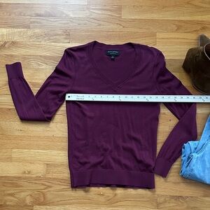 Banana Republic Plum V-Neck thin sweater size small